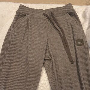 ALO Yoga Ribbed Knit Joggers in Taupe